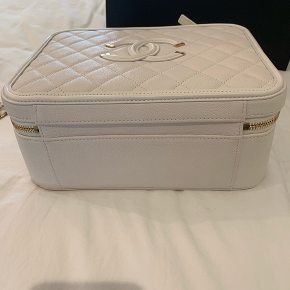 SOLD‼️ Chanel Filigree Case Large White with gold - Picture 4 of 8
